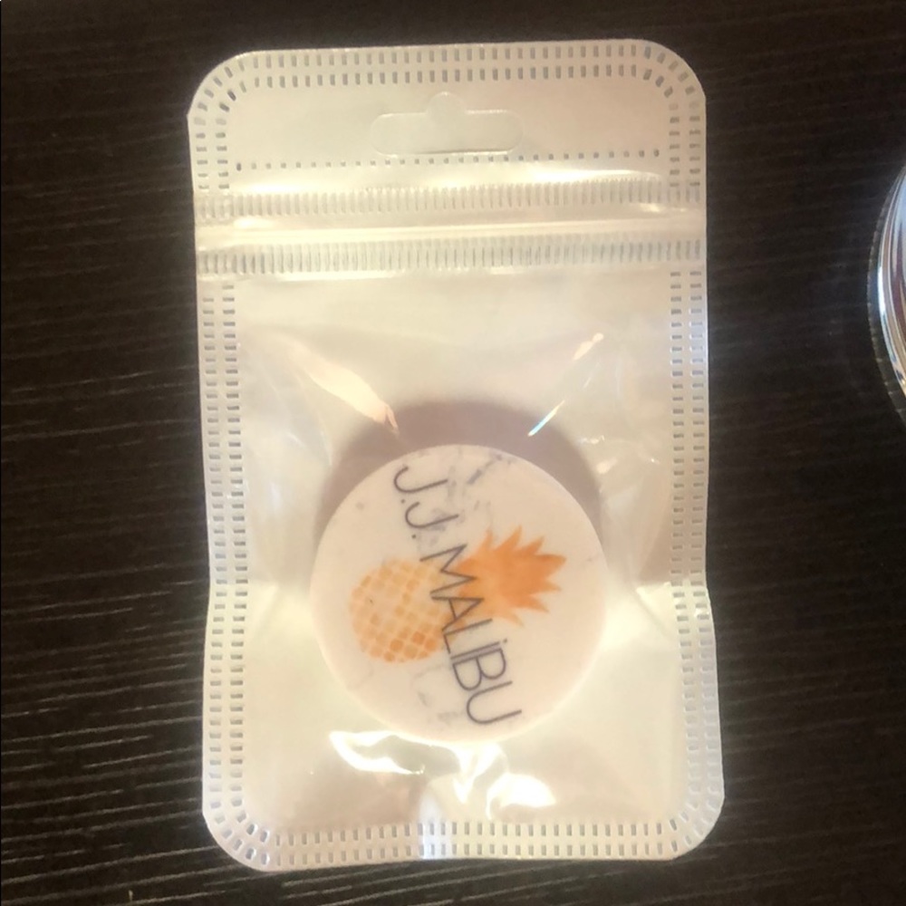 JJ Malibu Pop Socket & five Tattoos